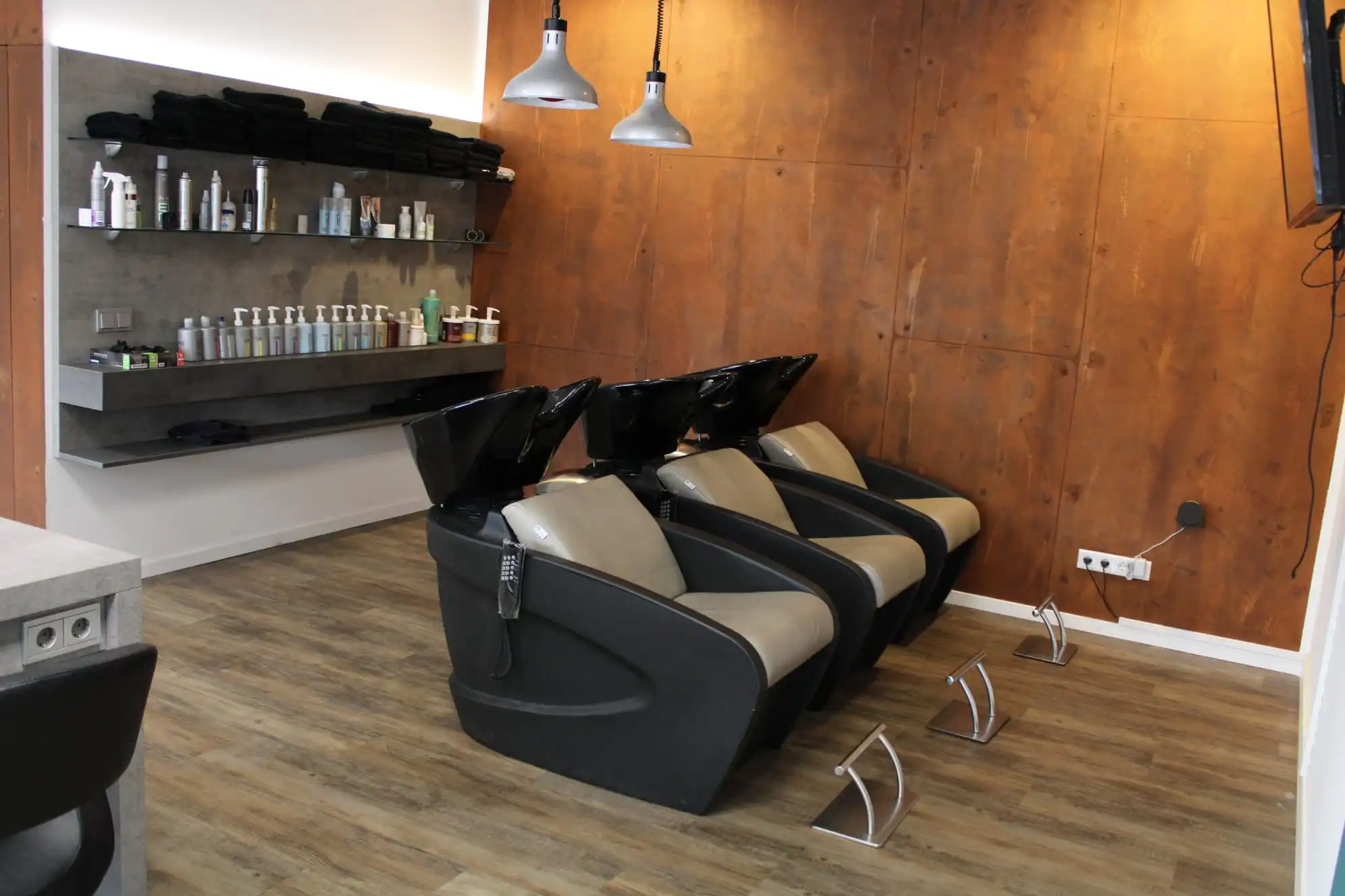 Komfortable Waschplätze mit Massagesesseln im Friseur Dinklage