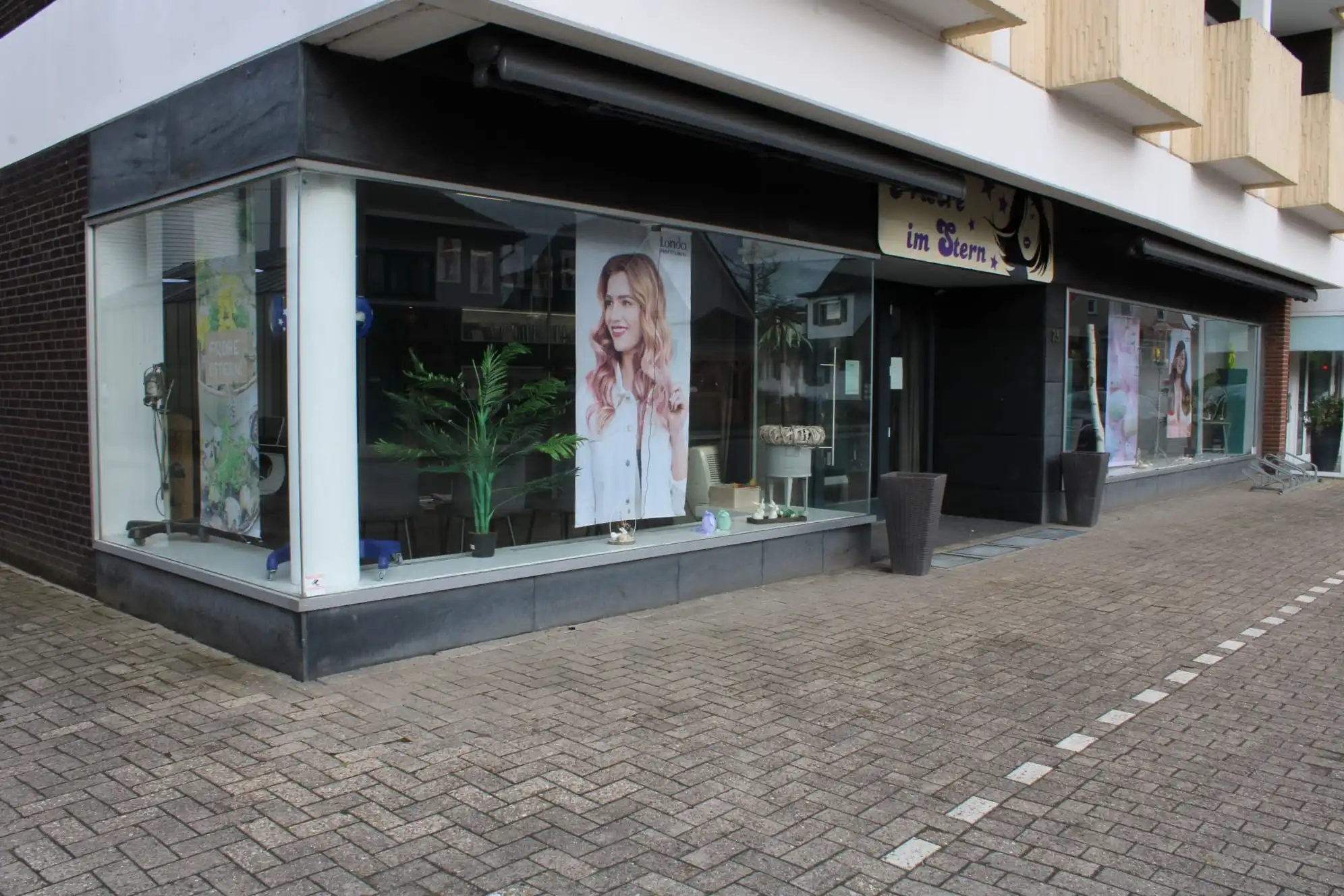 Außenansicht und Schaufenster vom Friseur im Stern in Dinklage