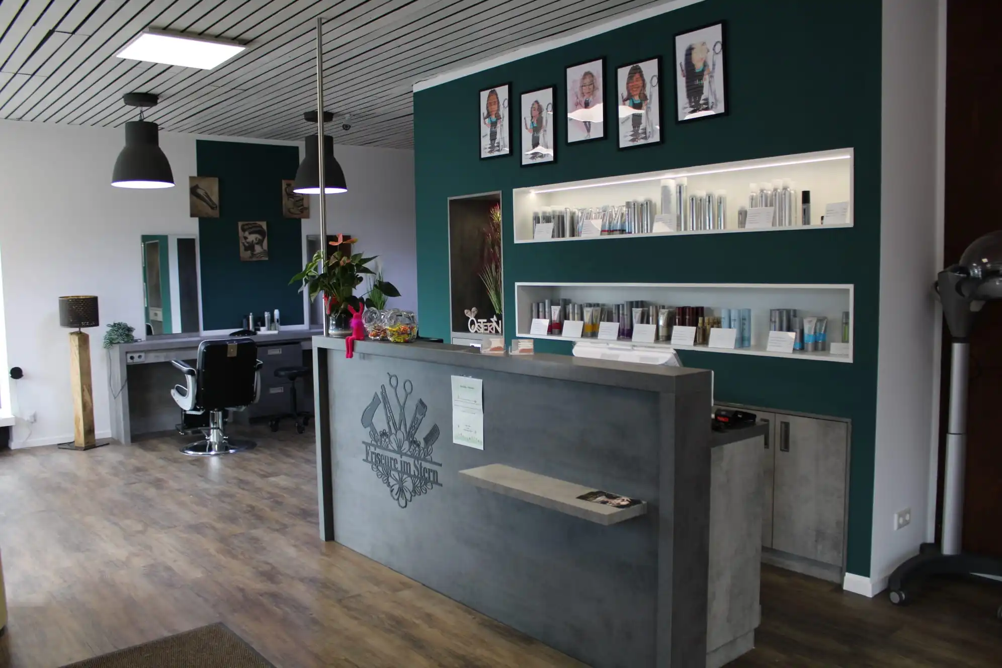 Empfangsbereich mit Pflegeprodukten im Friseur im Stern Dinklage